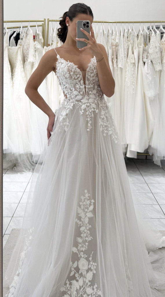 Brautkleid in A-Linie mit 3D-Blüten, Trends 2025/2026