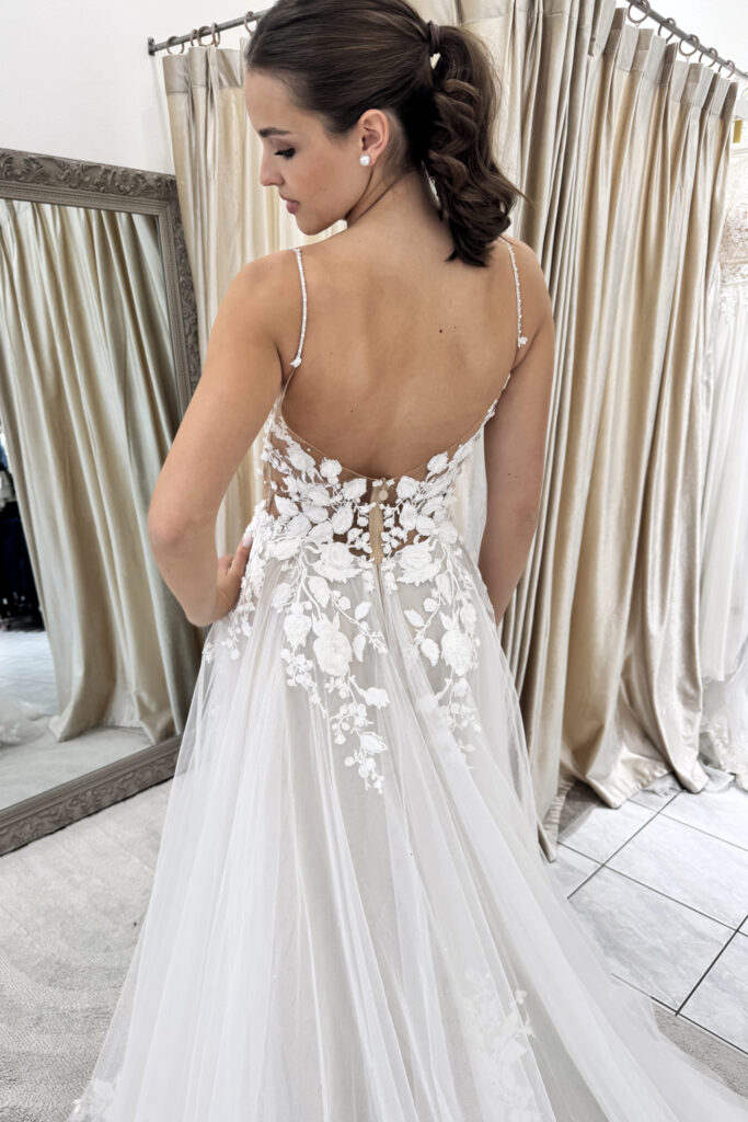 Brautkleid in A-Linie mit 3D-Blüten, Trends 2025/2026