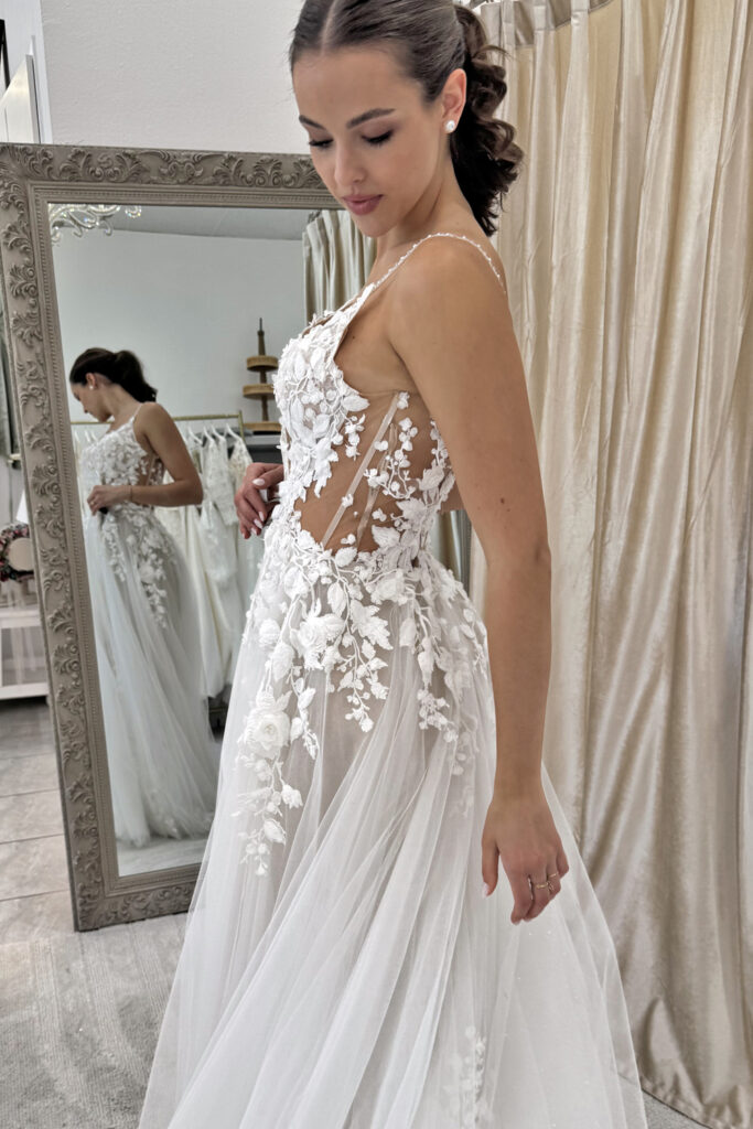 Brautkleid in A-Linie mit 3D-Blüten