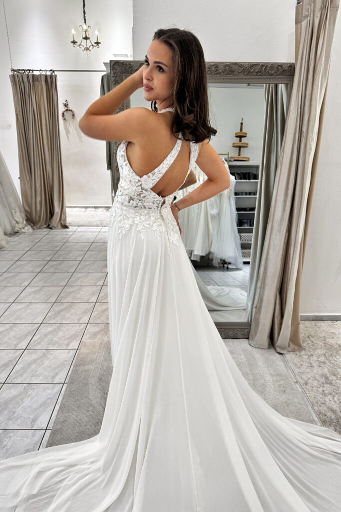Neckholder Brautkleid mit schlichtem Chiffon-Rock