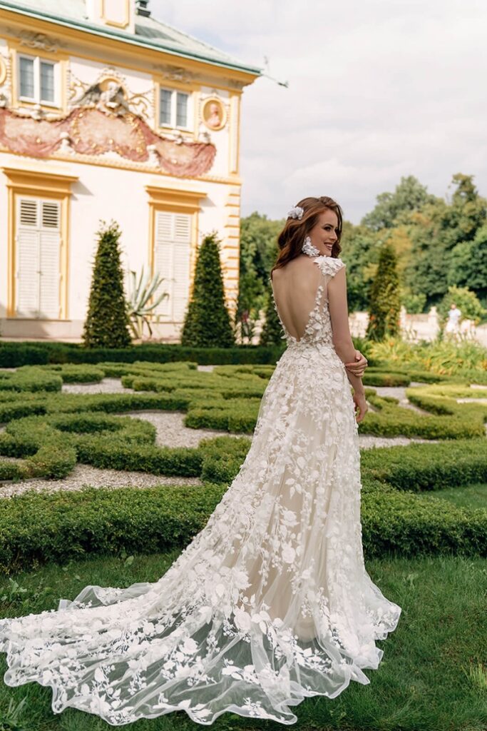 suknia slubna ksiezniczka z koronki 3d z pracowni sukienek dama couture z warszawy zdjecie z tylu 1 687x1030